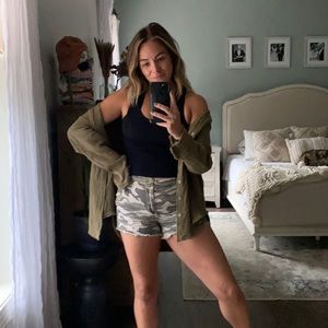 Urban outfitters BDG camo shorts size 26